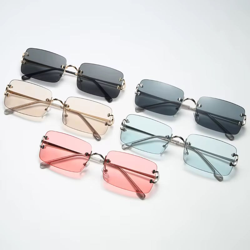 Luxury and classic women's glasses